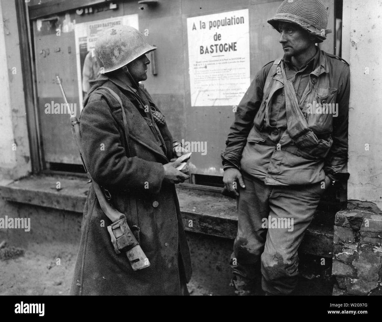 Légende originale : Bastogne, Belgium-Weary les fantassins du 110e Regt., 28ème div., 1ère Armée US à la suite de la percée allemande dans ce domaine. L'ennemi s'est emparé de leur bataillon. (L-R) Pvt. Adam H. Davis et T/S Milford A. Sillars. 19 déc., 1944 Banque D'Images