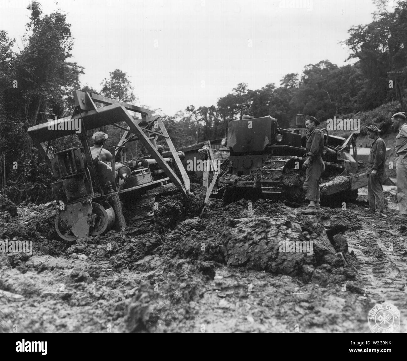 Un Caterpillar D-8 D-4 d'un petit tirant hors de la boue au Mile 52 le long de la route de Ledo pendant des travaux de maintenance 24/06/1944 Banque D'Images