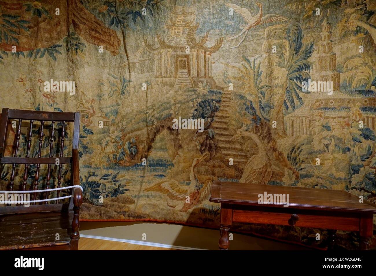 Chinoiserie tapisserie, Aubusson, 1725, de la laine, avec Louis XIII table, fin des années 1600 au début des années 1700, cerisier, pin - Château Ramezay - Montréal, Canada - Banque D'Images