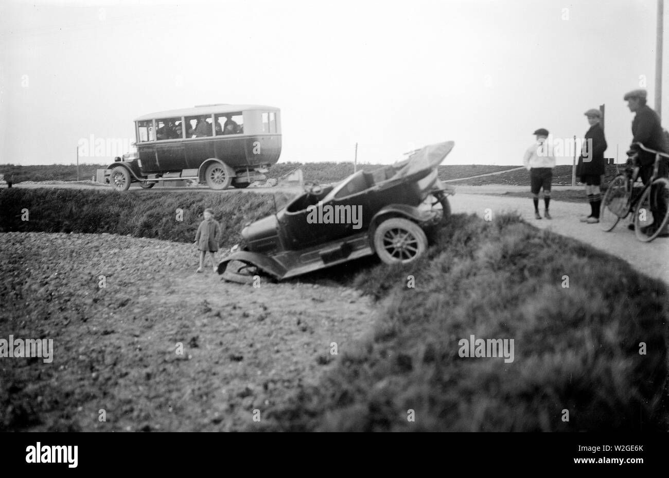 Accident de la circulation à l'intérieur de voitures à côté de la route, derrière un canal un autobus fonctionne sur la route ca. Pays-bas 1930 (lieu inconnu) Banque D'Images