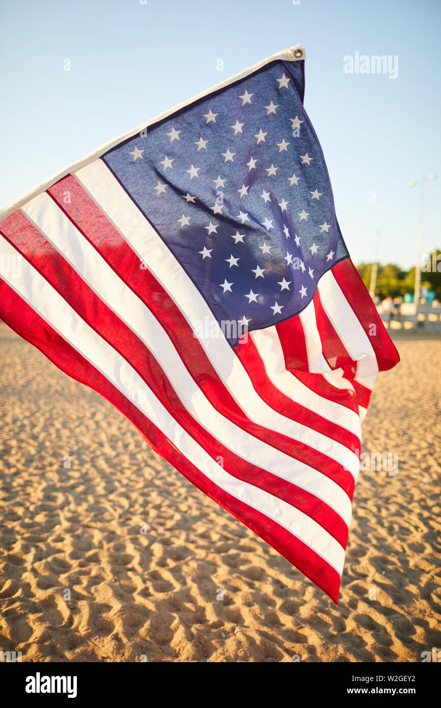 L'accent sur US flag accrochée au-dessus du sable sur plage, image de fond sur drapeau symbolisant la liberté Banque D'Images