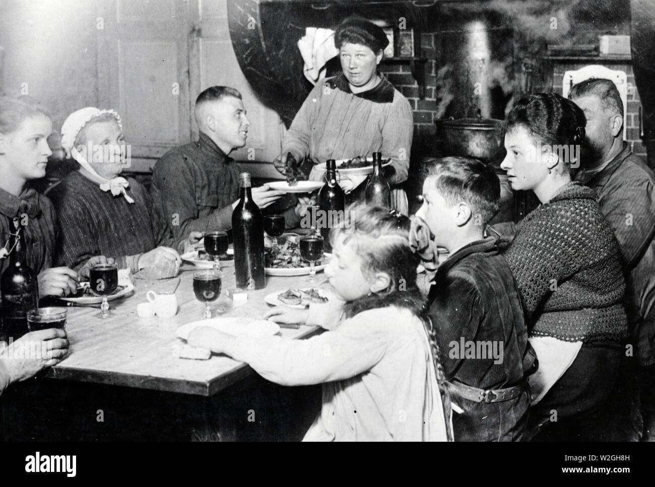 Soldats américains de jouer avec une famille de paysans français ca. 1917-1919 Banque D'Images