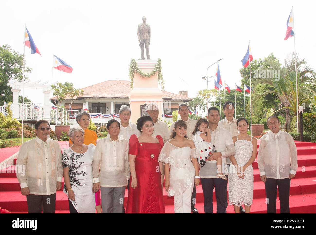 Le serment en tenant de la nouvelle Gouverneure Matthieu Marcos Manotoc Amanita-Marcos Cecilia et le Vice Gouverneur. Que la famille regarde. Banque D'Images