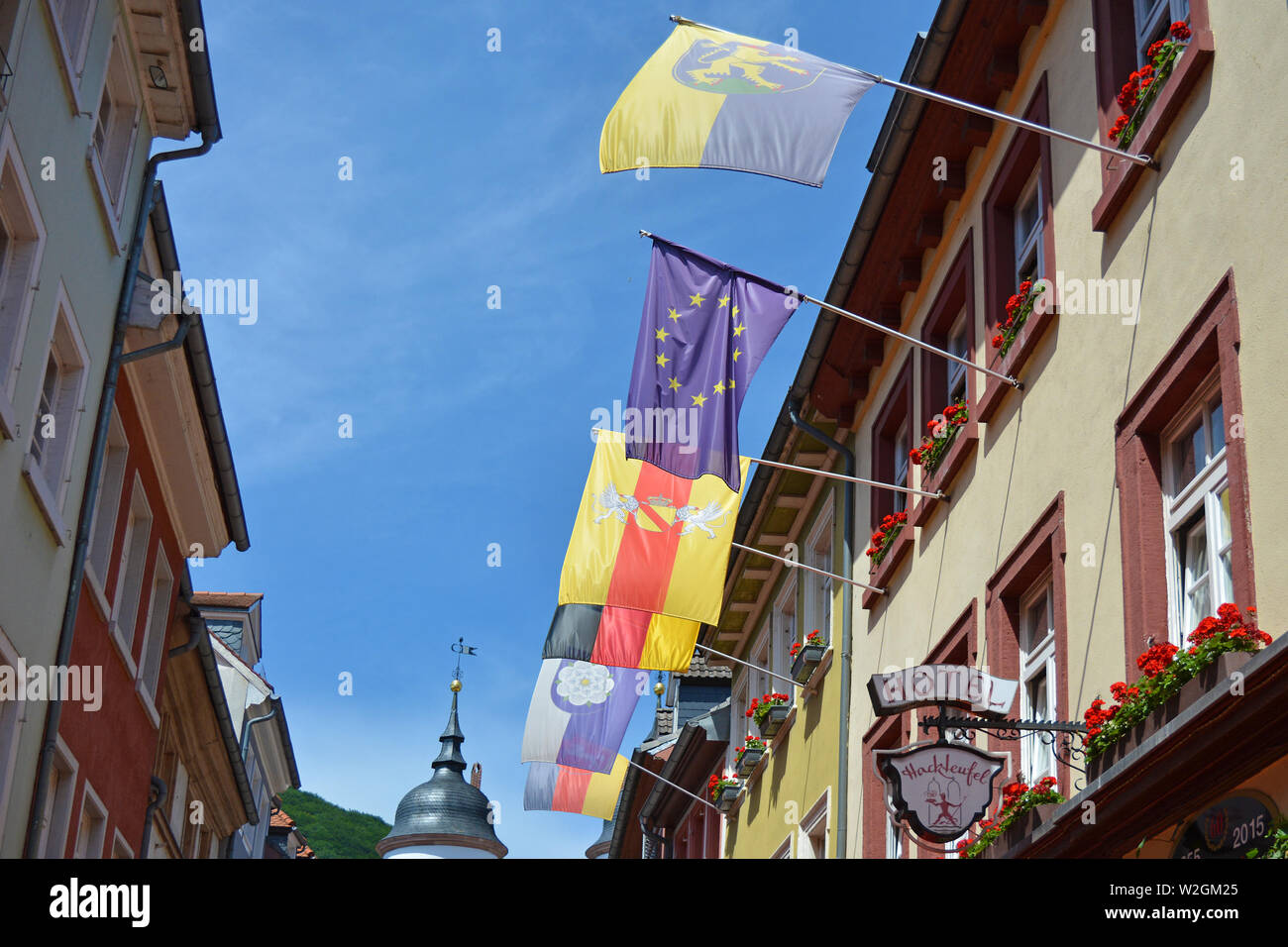 Membre de l'Union européenne différents drapeaux suspendus mâts de drapeau de l'ancien bâtiment historique de la rue touristique à Heidelberg en Allemagne Banque D'Images