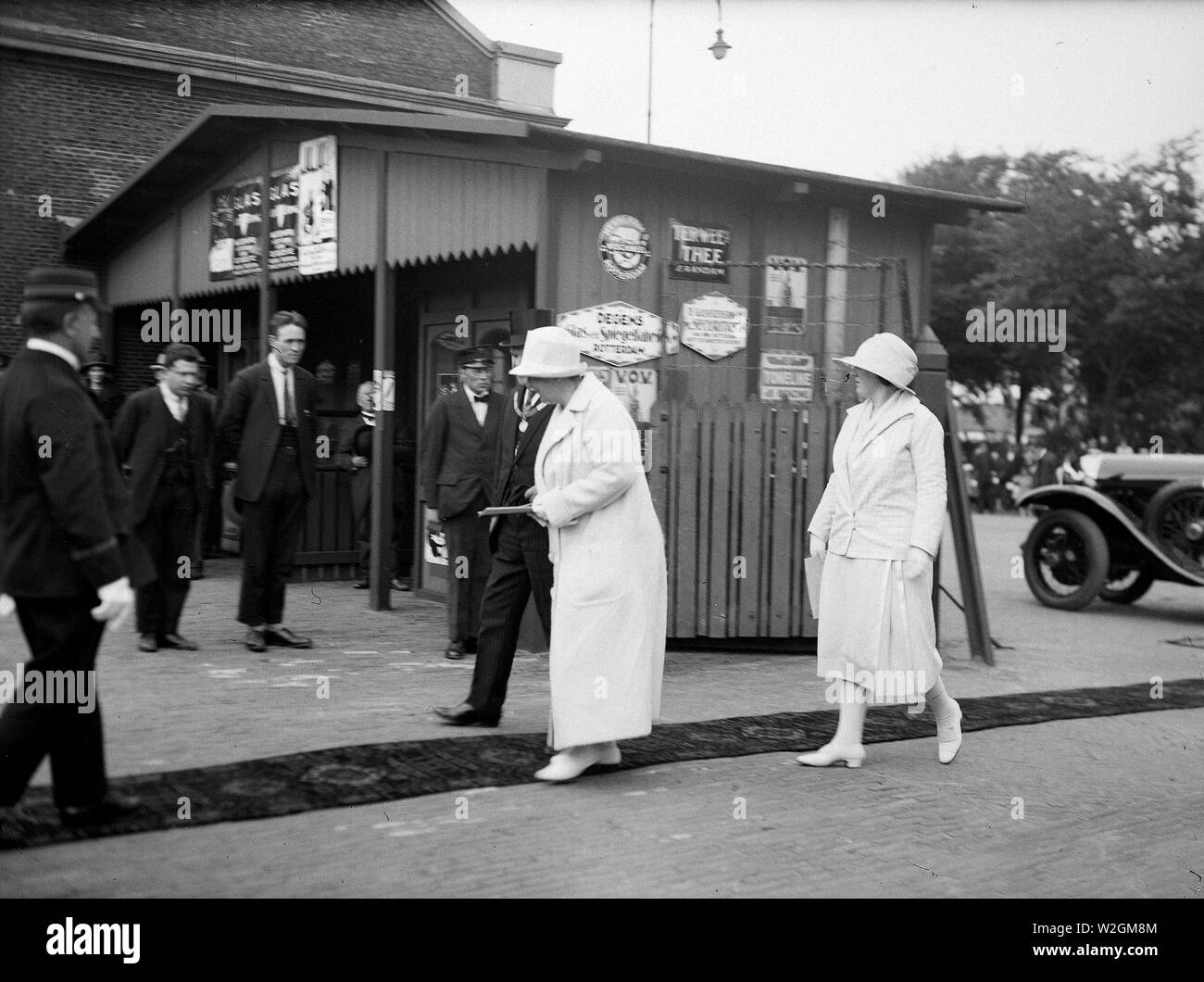 Visite de la princesse Juliana et la reine Wilhelmine des Pays-Bas, reçu par le maire, W. Houwing, probablement à la gare ca. Pays-bas 1920 Banque D'Images