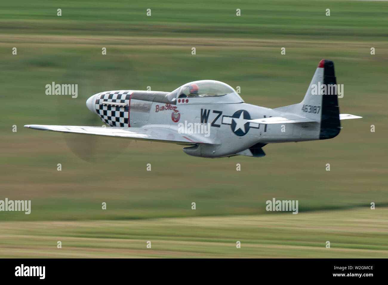 La Fondation du patrimoine de l'Armée de l'air P-51 de vol pilote, le Lieutenant-colonel Charles Hainline, effectuée pendant le domaine de vol air show à Battle Creek, Michigan le 7 juillet 2019. L'Armée de l'air Vol du patrimoine Fondation célèbre histoire d'alimentation de l'air américaine et sert de mémorial vivant de ceux qui ont servi dans l'US Air Force en fournissant des démonstrations en vol du patrimoine annuelle 40-60 autour du monde. (U.S. Photo de l'Armée de l'air par Slt Samuel Eckholm) Banque D'Images