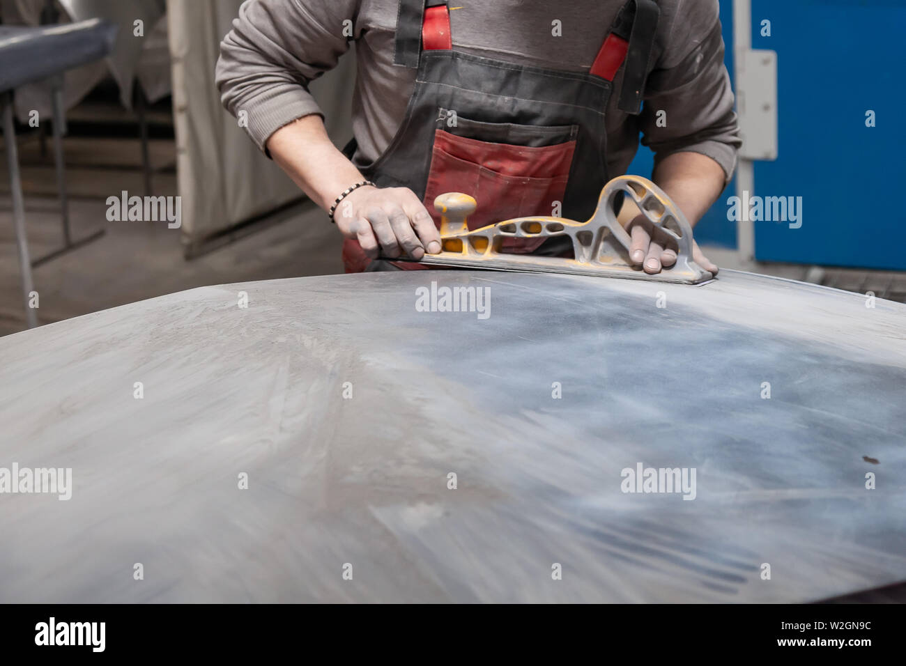 Préparation pour la peinture d'une voiture à l'aide de l'élément capteur d'émeri par un technicien de nivellement avant l'application d'un primaire après l'endommagement d'une partie de la Banque D'Images