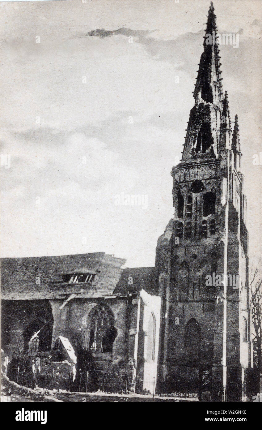 Une église en ruine dans le village d'Ypres, en France, ca. 1914-1918 Banque D'Images