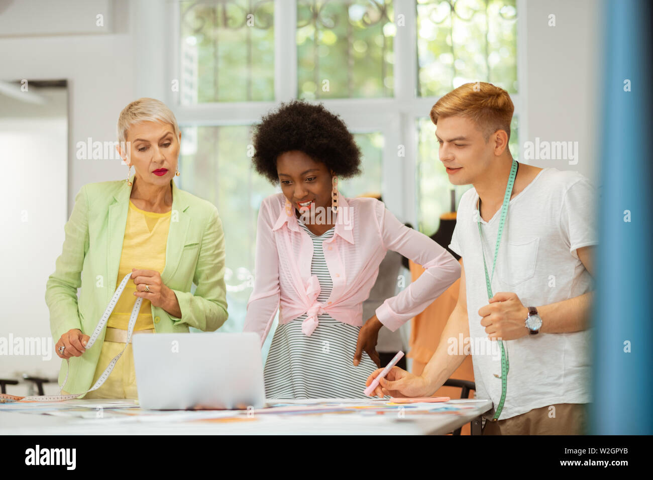 Schéma de couleurs. Les créateurs de mode active moderne à la recherche à l'aide d'échantillons de tissu et de la couleur à un atelier Banque D'Images