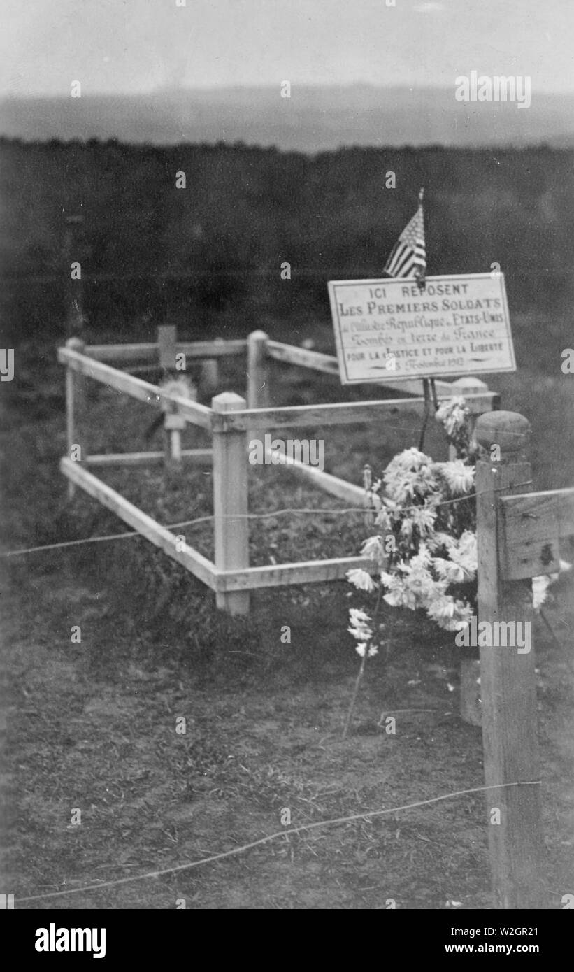 Tombe de l'un des trois premiers soldats américains tués au combat en France. Inscription en français en premier plan à cet effet (pas de date exacte) Banque D'Images