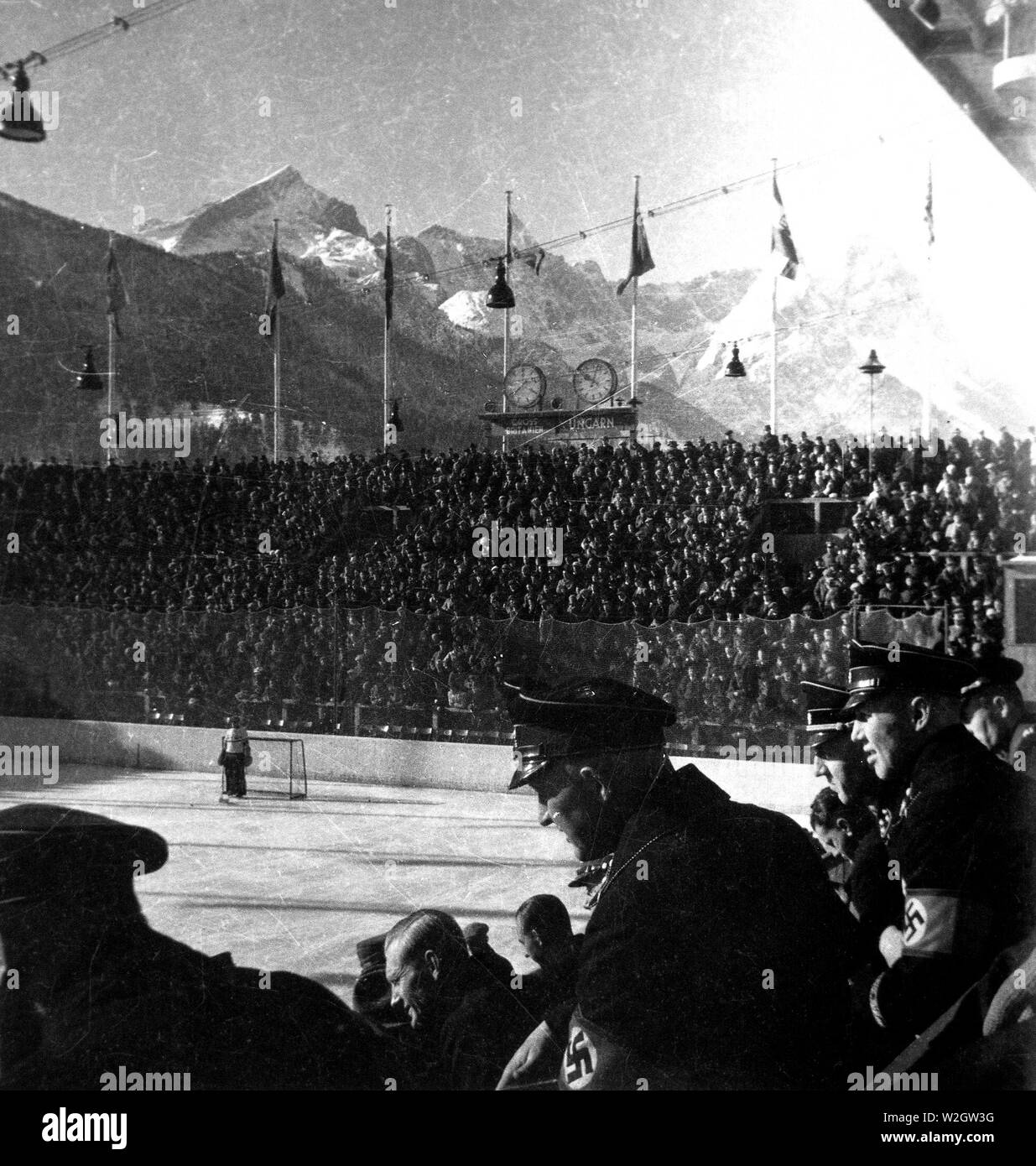 Eva Braun Collection - (album 1) - soldats nazis assister à un match de hockey en Allemagne ca. Années 1930 ou au début des années 1940 Banque D'Images