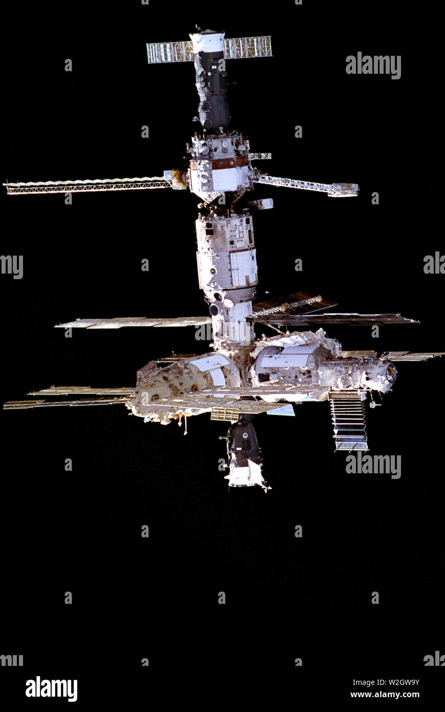 Cette image de la station spatiale russe Mir a été photographié par un membre de l'équipage de la mission STS-74 lorsque l'Orbiteur Atlantis s'approchait de la station spatiale Mir Banque D'Images