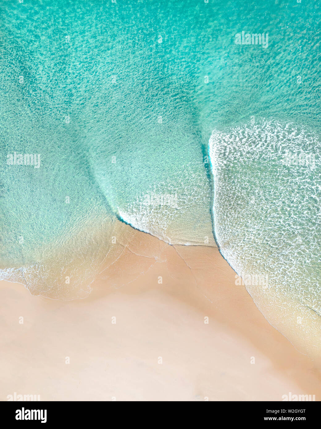 Vue aérienne de la plage avec de belles vagues, le sable blanc et les textures de l'océan au lever du soleil dans une ville au bord de l'Australie Banque D'Images