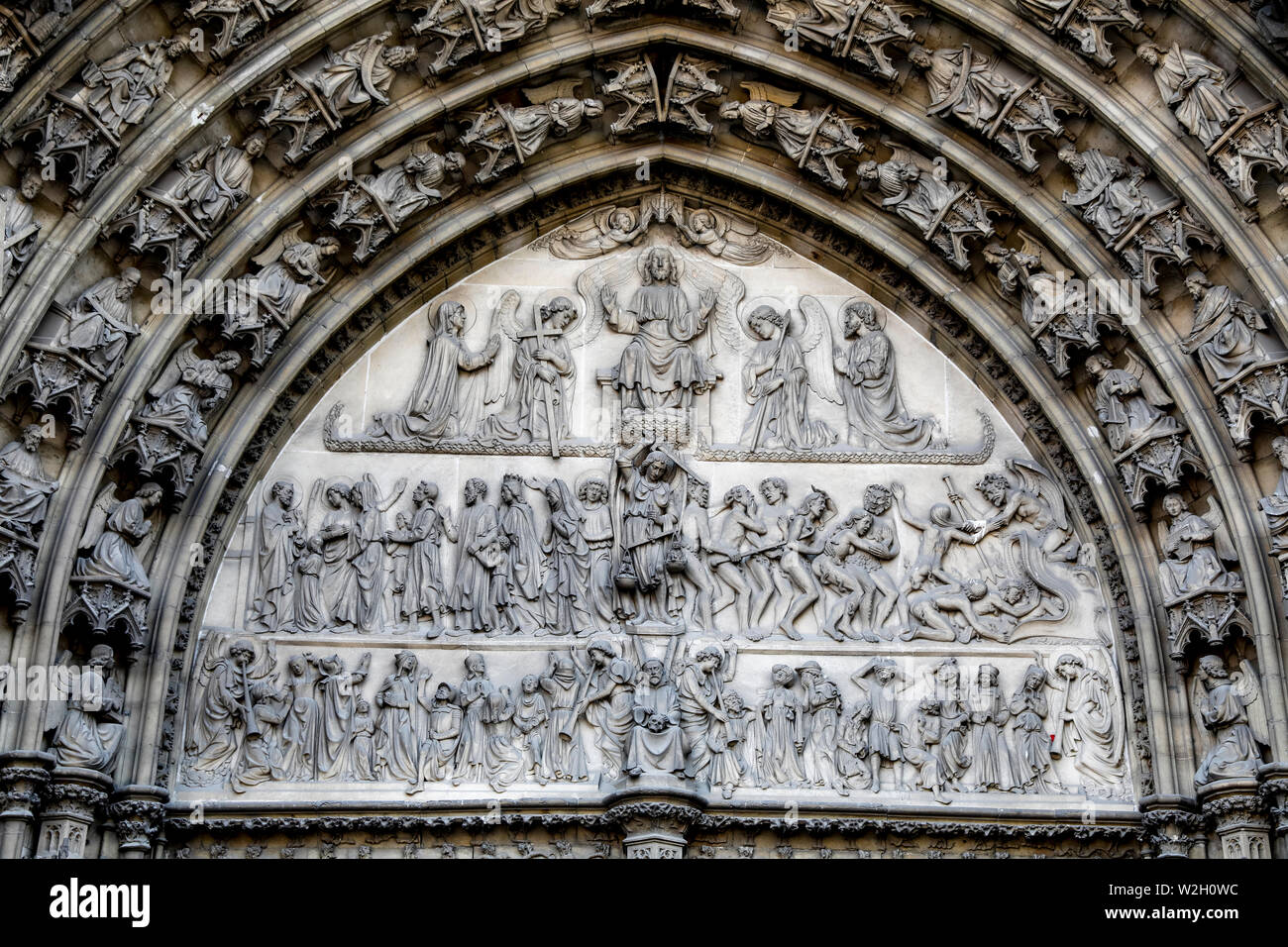 La cathédrale Notre Dame, Anvers, Belgique. Tympan. Jugement dernier, la pesée des âmes. Banque D'Images