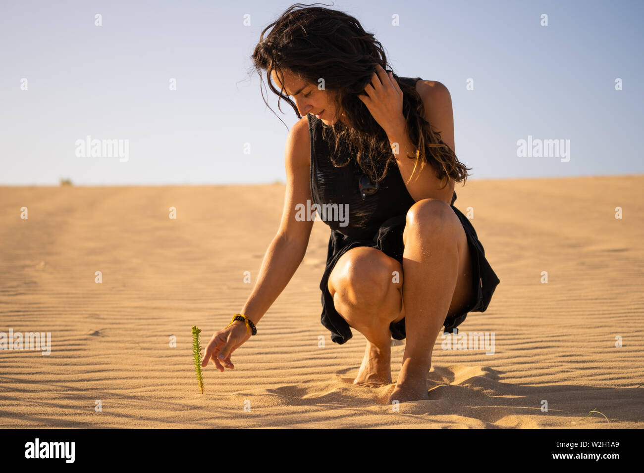 Fuerteventura, Îles Canaries - jeune femme dans le désert. L'Espagne. Banque D'Images