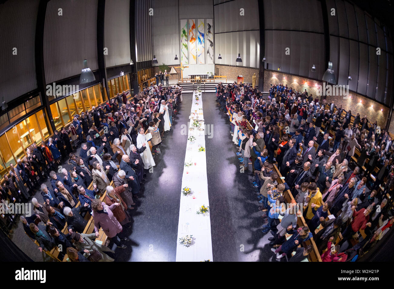 Jeudi Saint célébration dans une église catholique, Paris, France. Banque D'Images