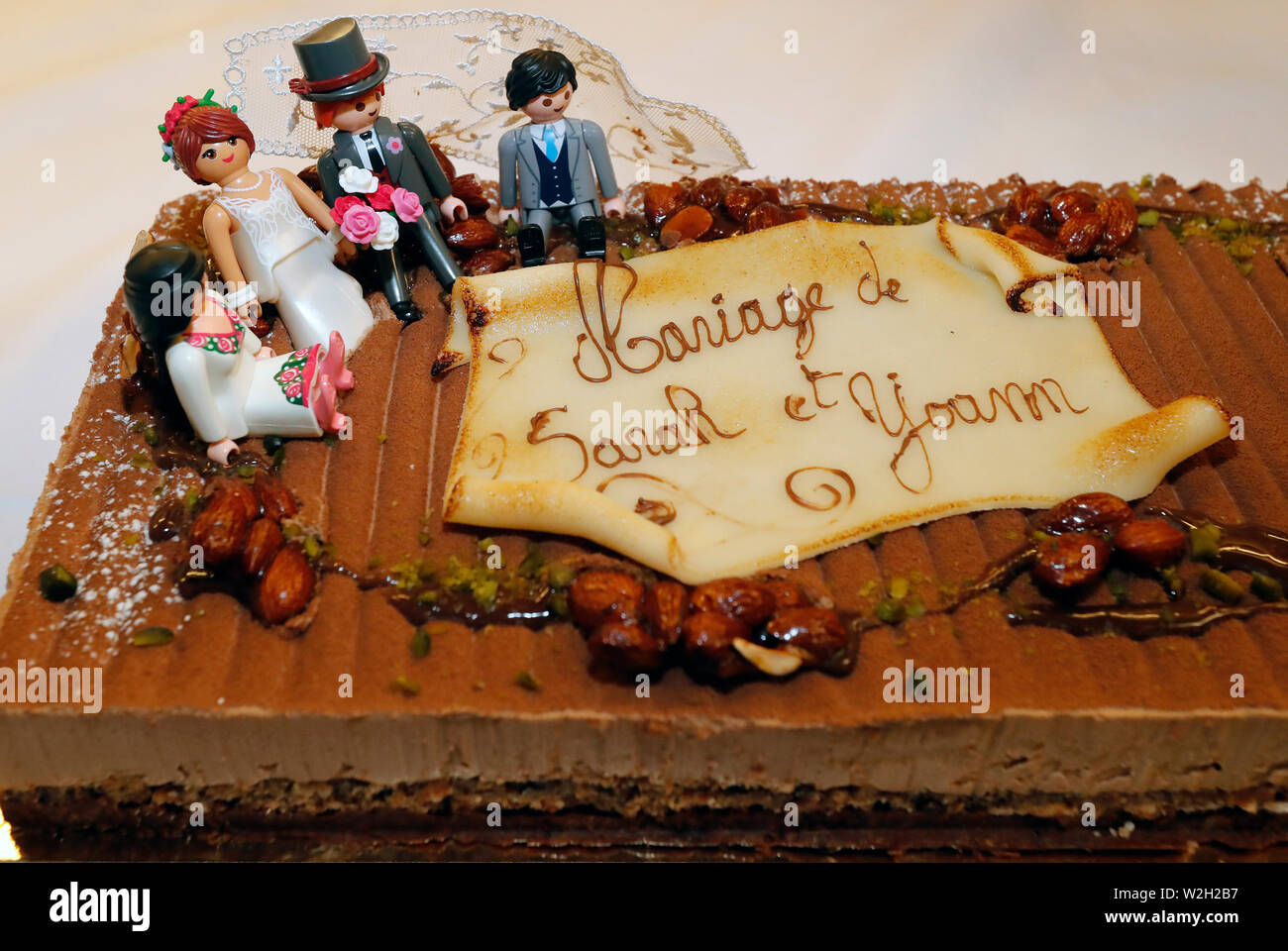 Époux et figurines sur un gâteau de mariage. La France. Banque D'Images