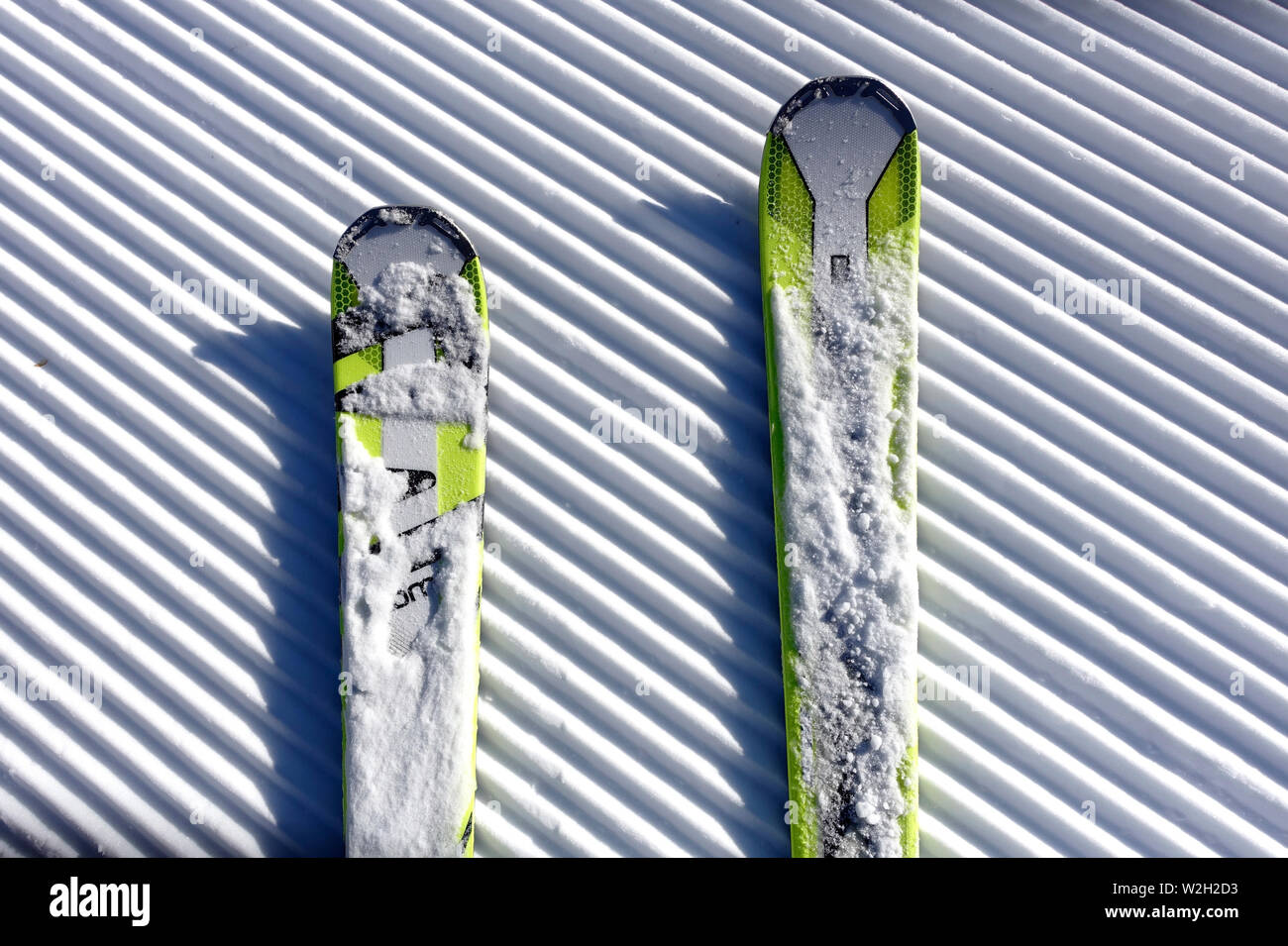 Alpes françaises. Paire de ski de jaune dans la neige. Saint Gervais. La France. Banque D'Images
