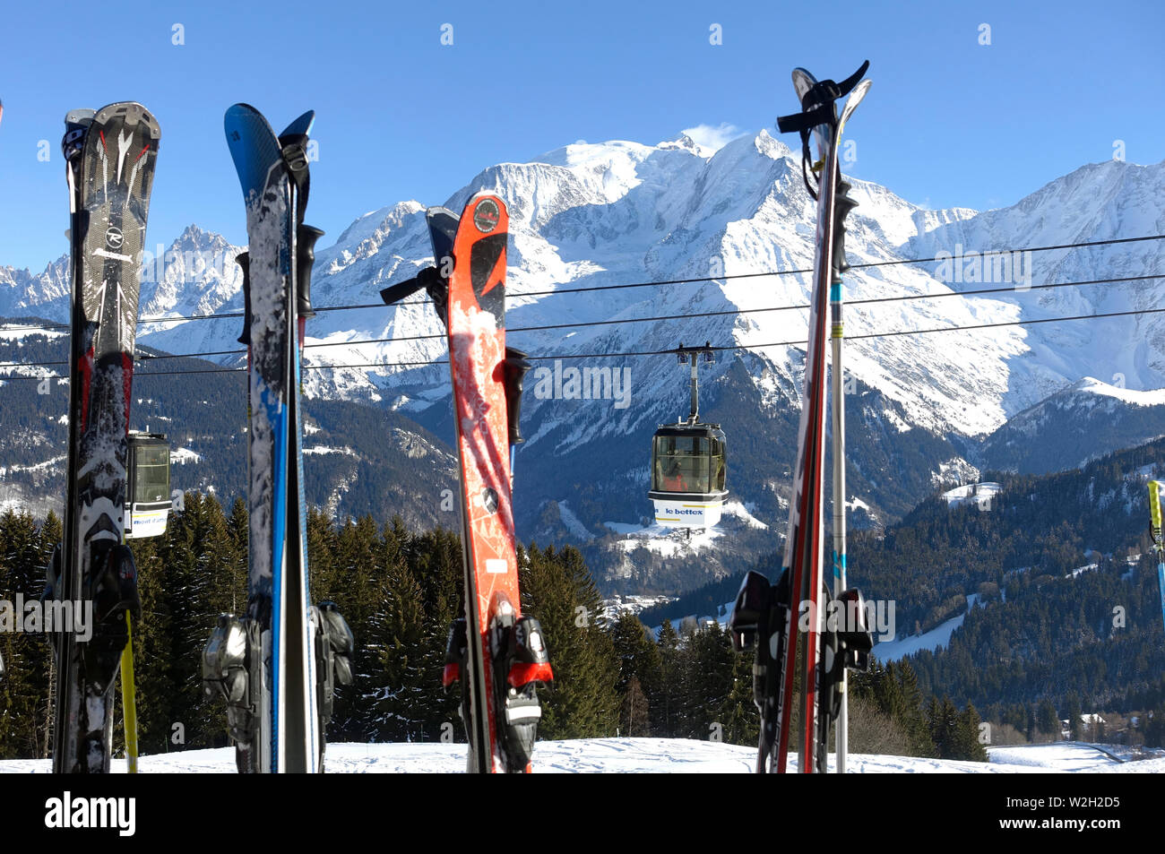 Massif du Mont Blanc. Paires de ski dans la neige. Saint Gervais. La France. Banque D'Images