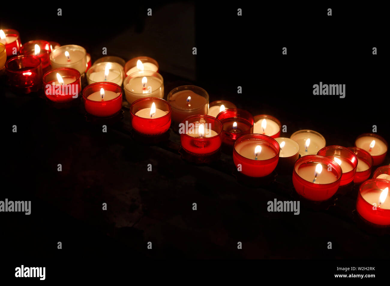 Des bougies à Saint Etienne du Mont Eglise catholique, Paris, France. Banque D'Images