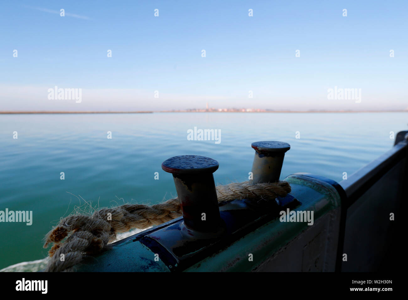 Détail de l'amarrage de la corde sur le vaporetto. L'Italie. Banque D'Images