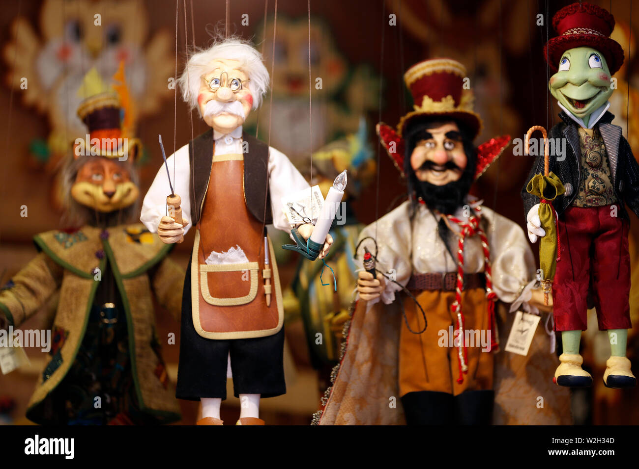 Marionnettes traditionnelles de raccrocher en boutique porte. Geppetto et Jiminy Cricket. Venise. L'Italie. Banque D'Images