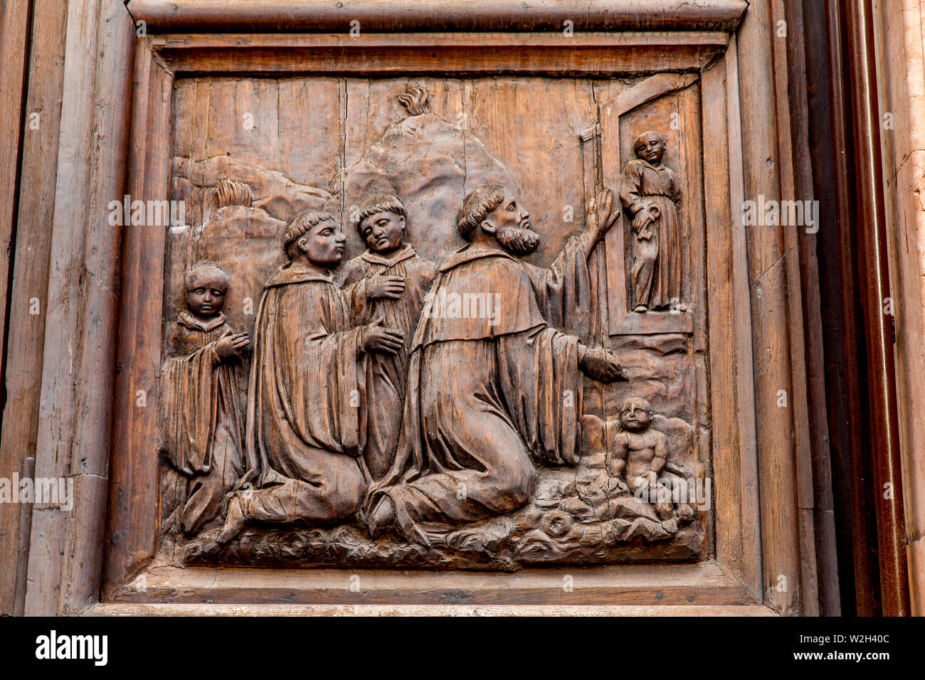 San Benedetto (St Benoît) Église, Catane, Sicile (Italie). Les reliefs de la porte. Banque D'Images