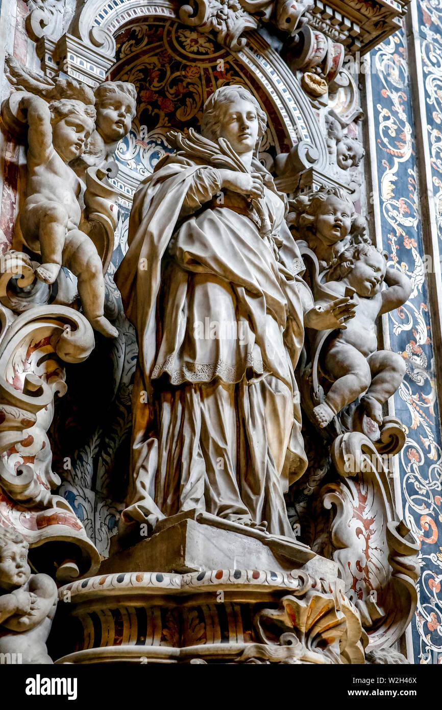 Bas-reliefs et statue de St François d'Assise, Palerme, Sicile, Italie. Banque D'Images