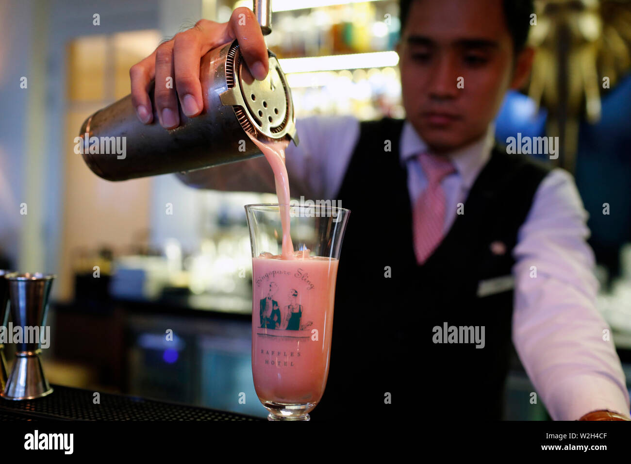 L'hôtel Raffles le Royal. L'Elephant Bar. Cocktail Singapore Sling. Phnom Penh. Le Cambodge. Banque D'Images