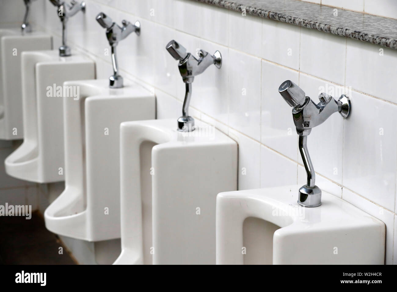 Les urinoirs masculins dans un bain public avec un système automatisé de rincer le système. Kep. Le Cambodge. Banque D'Images