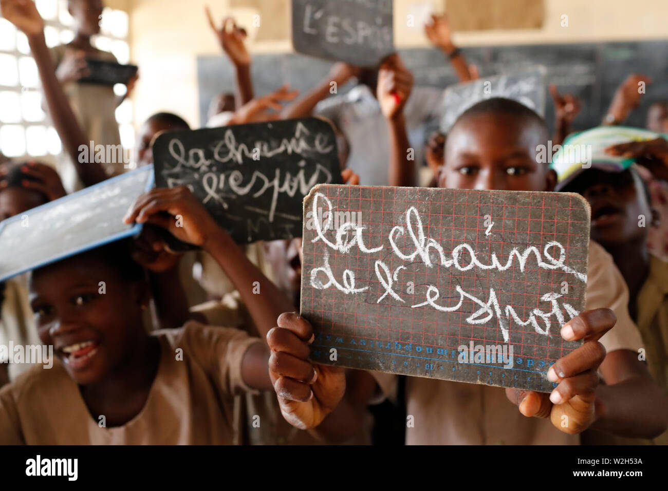 L'école primaire de l'Afrique. Enfants parrainés par l'ONG française : la chaîne de l'Espoir. La chaîne de l'espoir ( ). Lome. Le Togo. Banque D'Images
