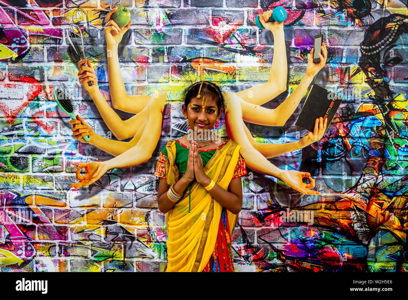 Fille debout devant un mur peint au Bhaktivedanta manor au cours de Janmashtami fête hindoue, Watford, Royaume-Uni Banque D'Images Fille debout devant un mur peint au Bhaktivedanta manor au cours de Janmashtami fête hindoue, Watford, Royaume-Uni Banque D'Images