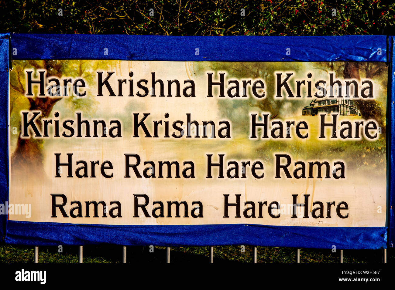 Bannière Hare Krishna au Bhaktivedanta manor au cours de Janmashtami fête hindoue, Watford, Royaume-Uni Banque D'Images Bannière Hare Krishna au Bhaktivedanta manor au cours de Janmashtami fête hindoue, Watford, Royaume-Uni Banque D'Images