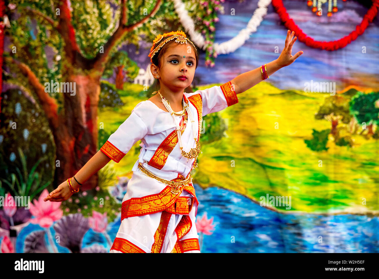 Spectacle de danse traditionnelle à Janmashtami fête hindoue, Bhaktivedanta Manor, Watford, Royaume-Uni Banque D'Images Spectacle de danse traditionnelle à Janmashtami fête hindoue, Bhaktivedanta Manor, Watford, Royaume-Uni Banque D'Images