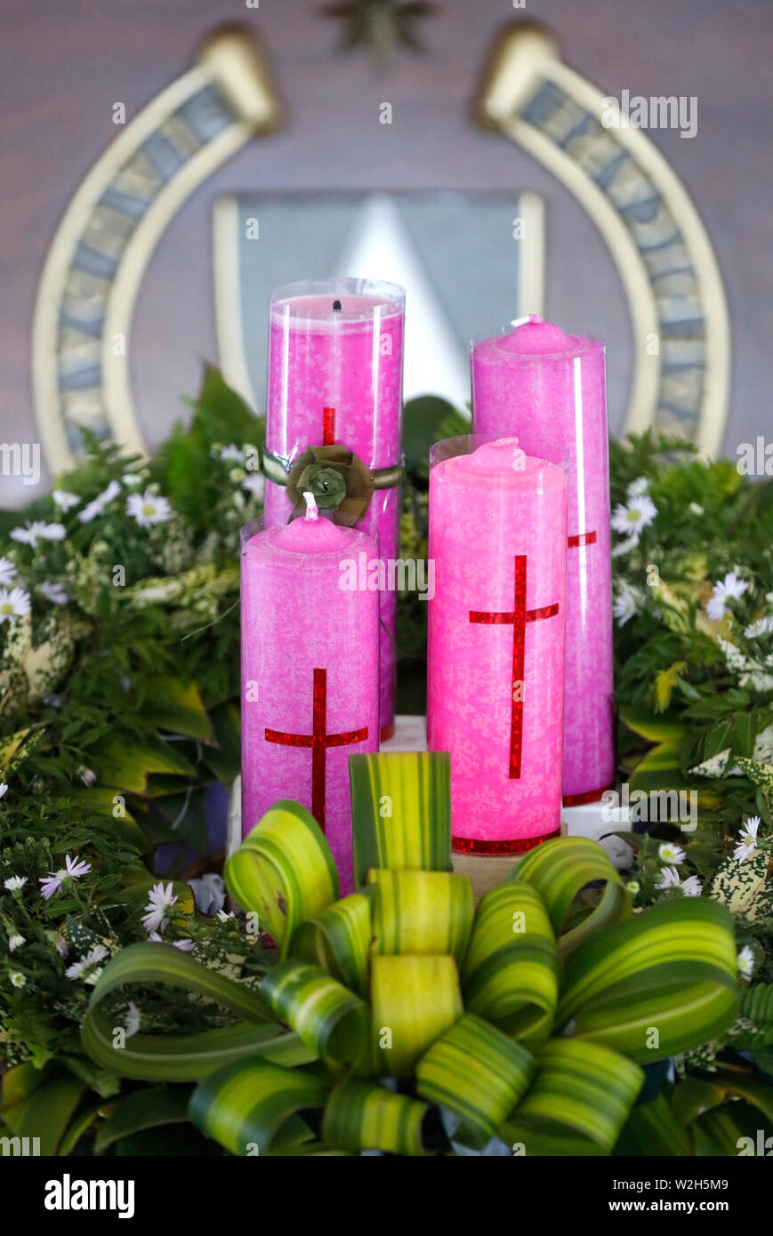 La guirlande avec des bougies dans une église catholique. Bien Hoa. Le Vietnam. Banque D'Images