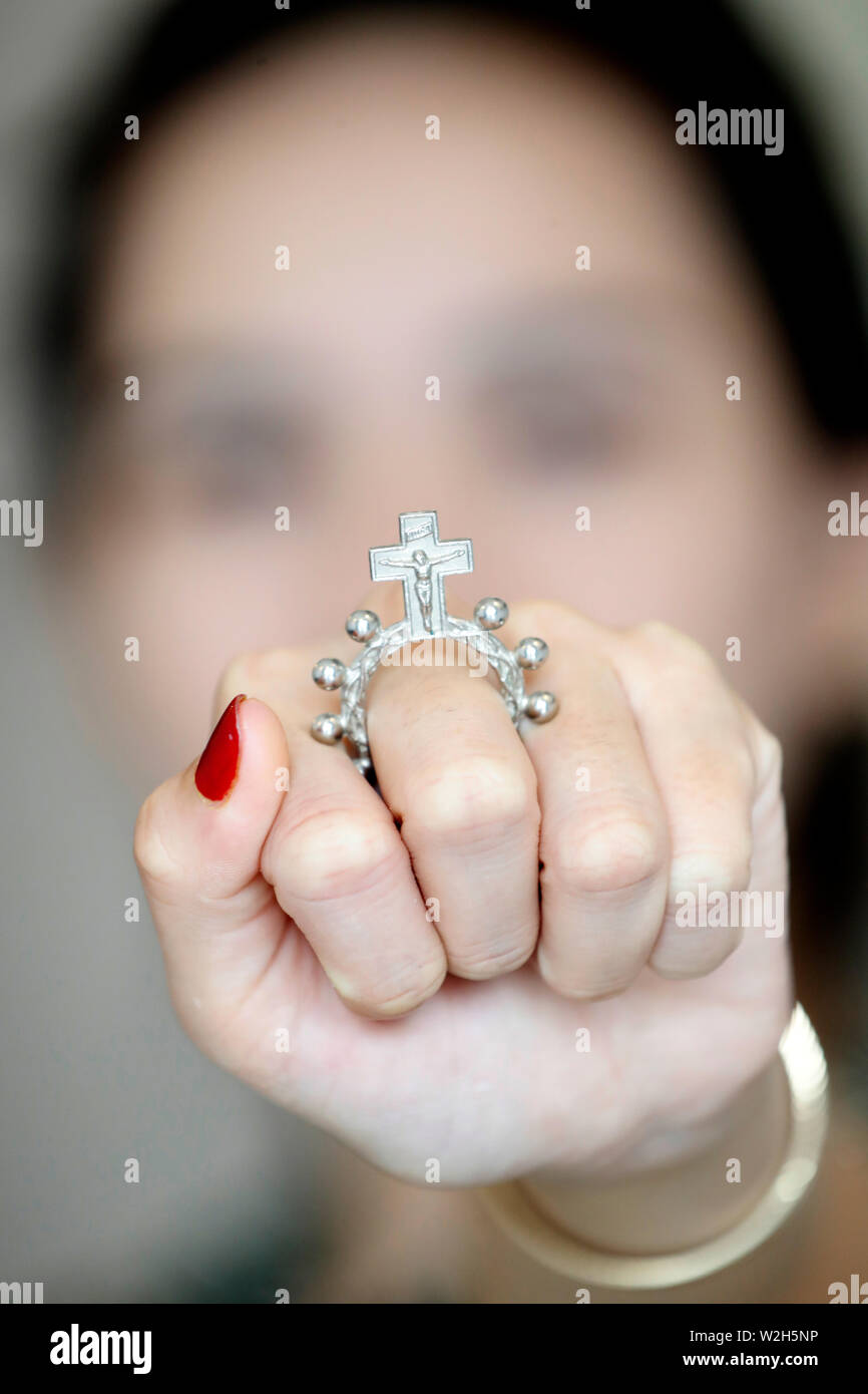 Femme catholique avec une prière Chapelet doigt anneau. Banque D'Images