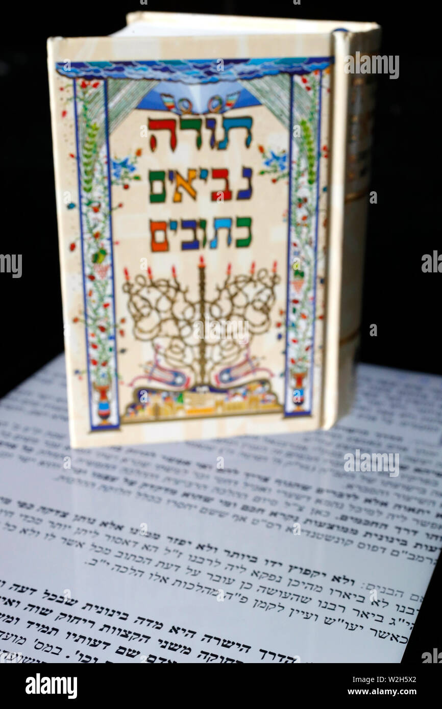 La Torah Torah papier et numérique sur tablette. Banque D'Images