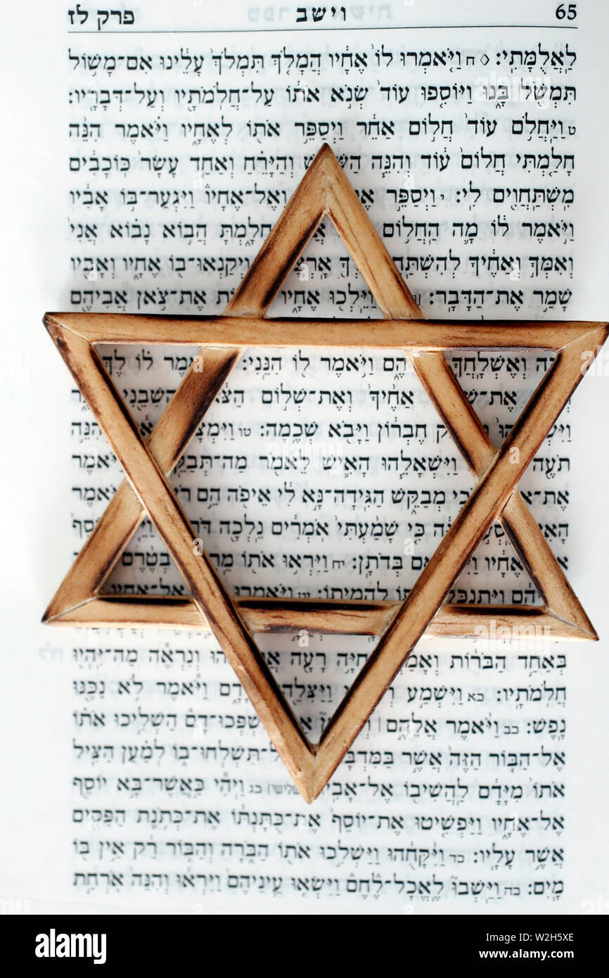 La Torah et l'étoile de David. Deux symboles du judaïsme. Banque D'Images