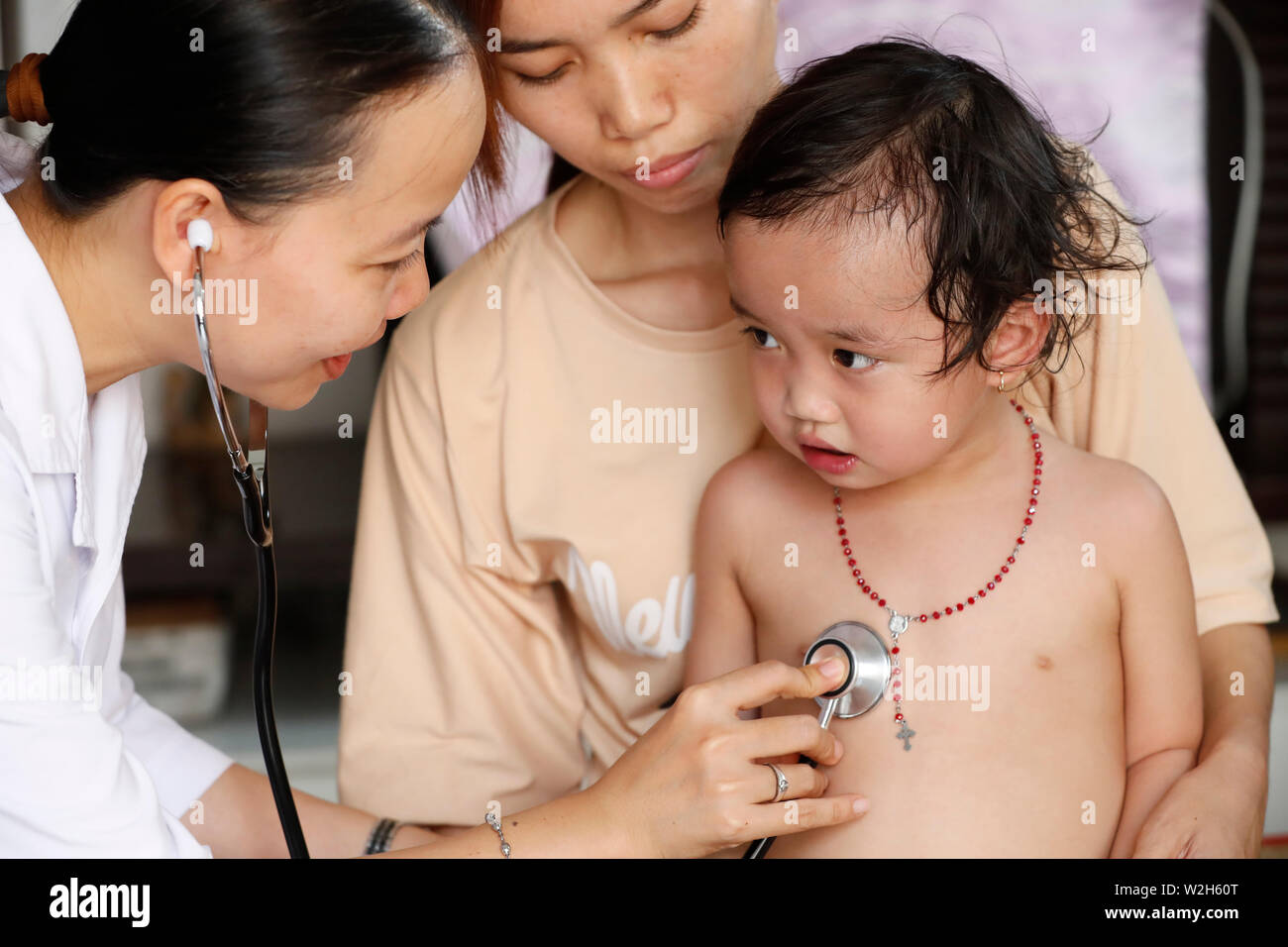 Ong française Chaîne de l'Espoir. Pavillon des enfants. Enfant souffrant de maladie cardiaque. Ho Chi Minh ville. Le Vietnam. Banque D'Images