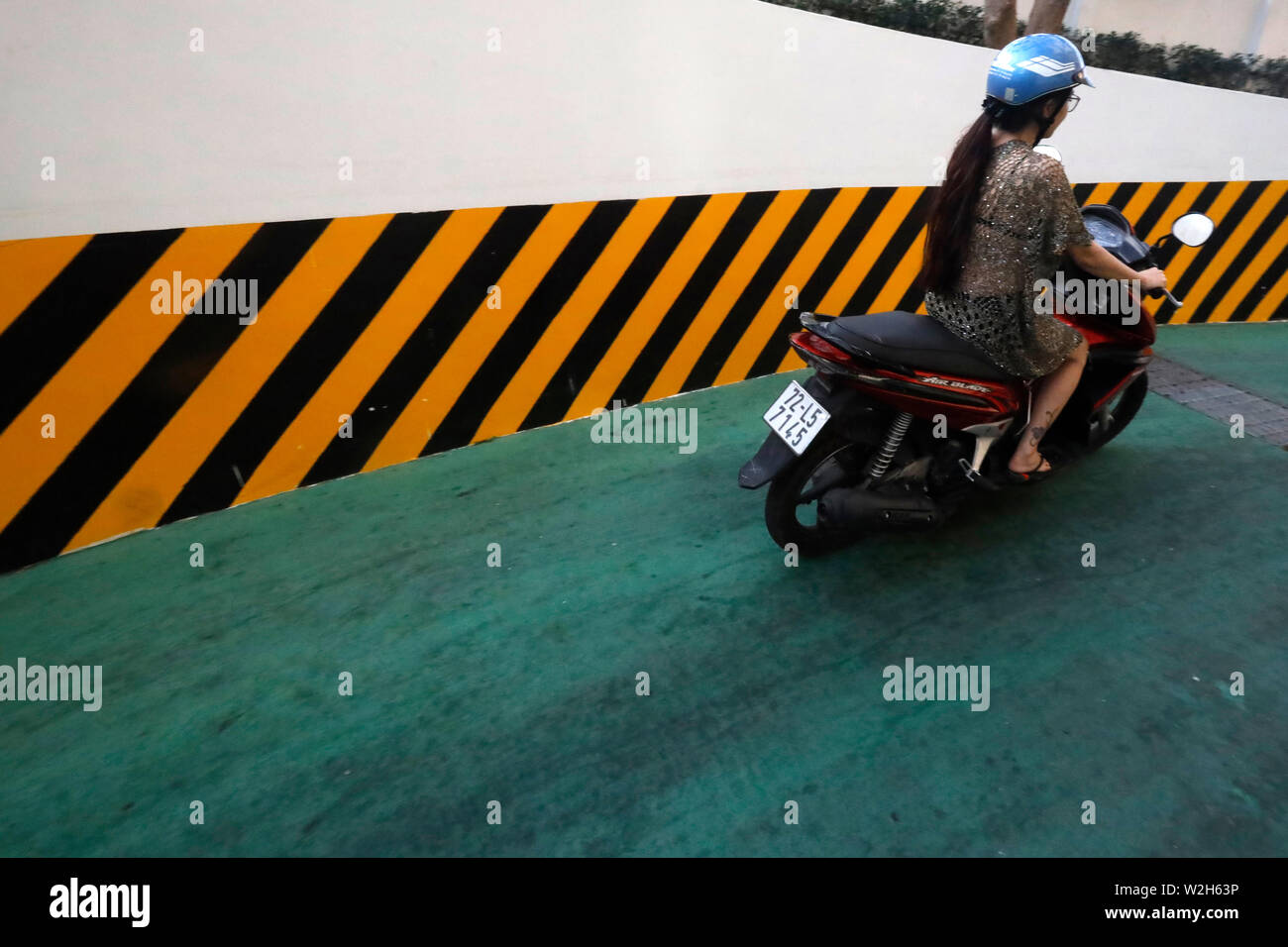 Asian woman driving moto. Notre annuaire d'entreprises. Le Vietnam. Banque D'Images