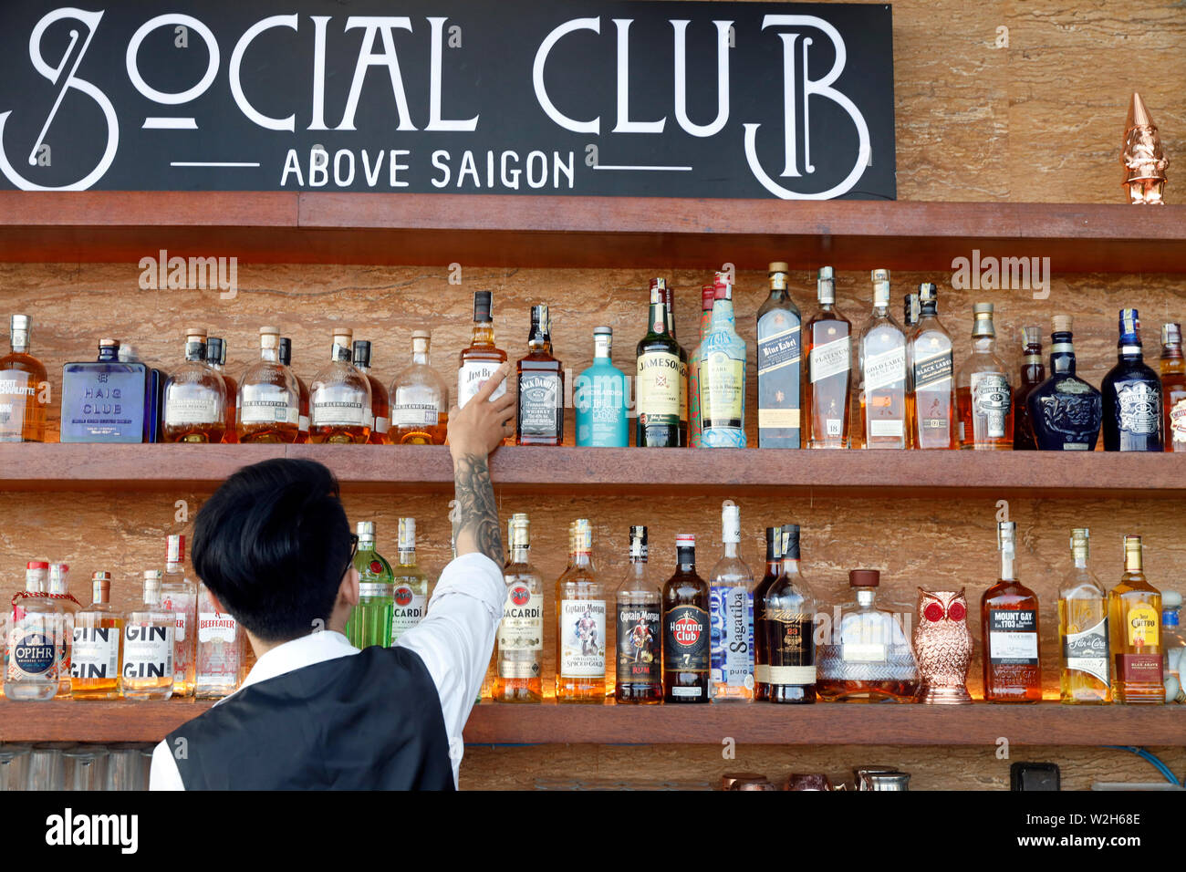 Fixation Barman cocktail au bar du Club Social. Ho Chi Minh ville. Le Vietnam. Banque D'Images