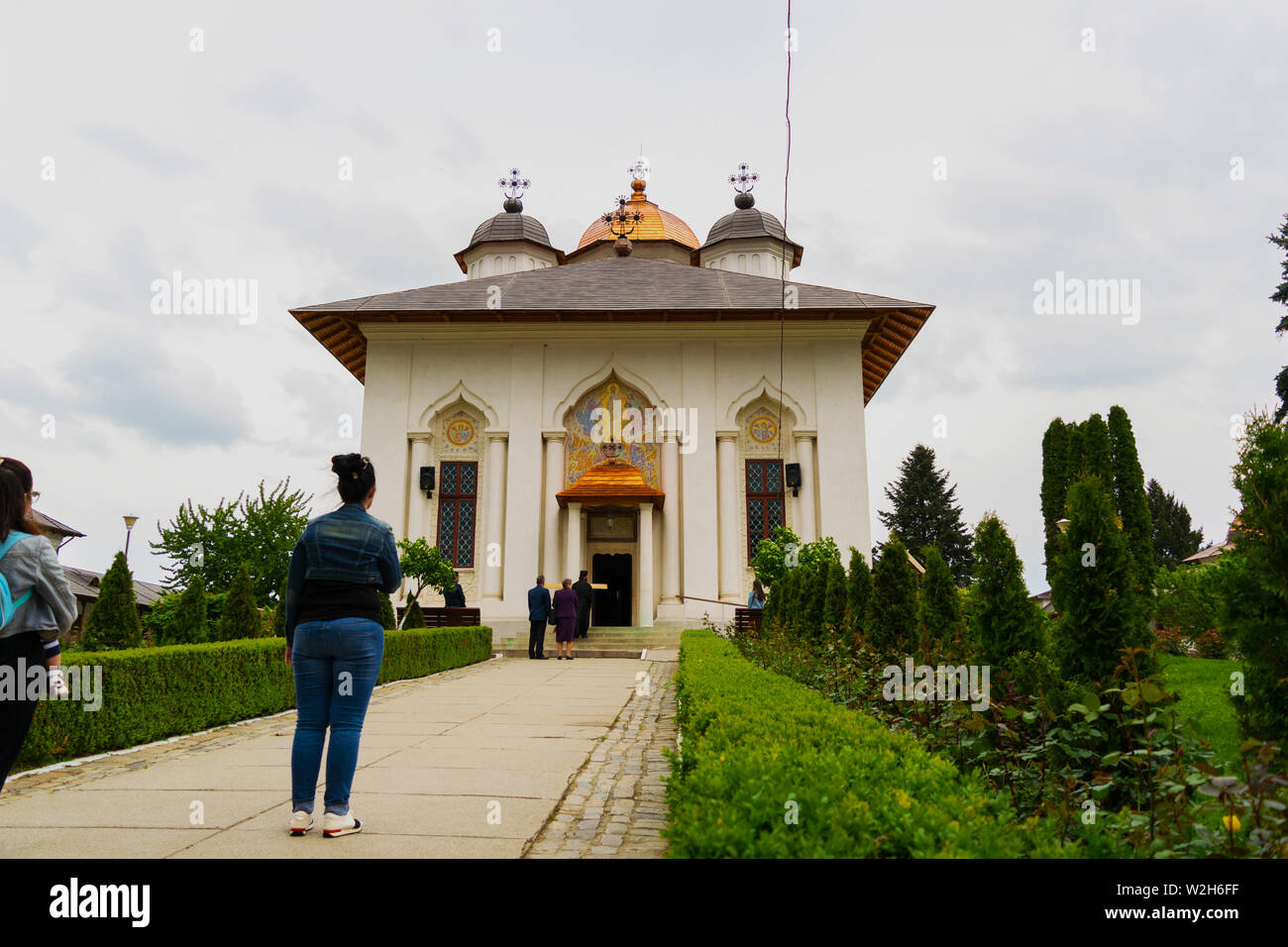 Ilfov, près de Bucarest, Roumanie - 30 Avril 2019 : Les personnes qui désirent visiter monastère Cernica orthodoxe. Banque D'Images