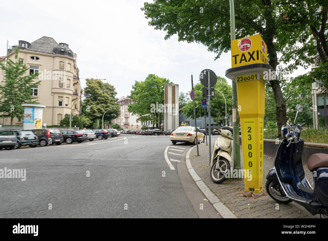 Frankfurt am Main, juillet 2019. l'arrêt de taxi sur la route dans le centre-ville Banque D'Images