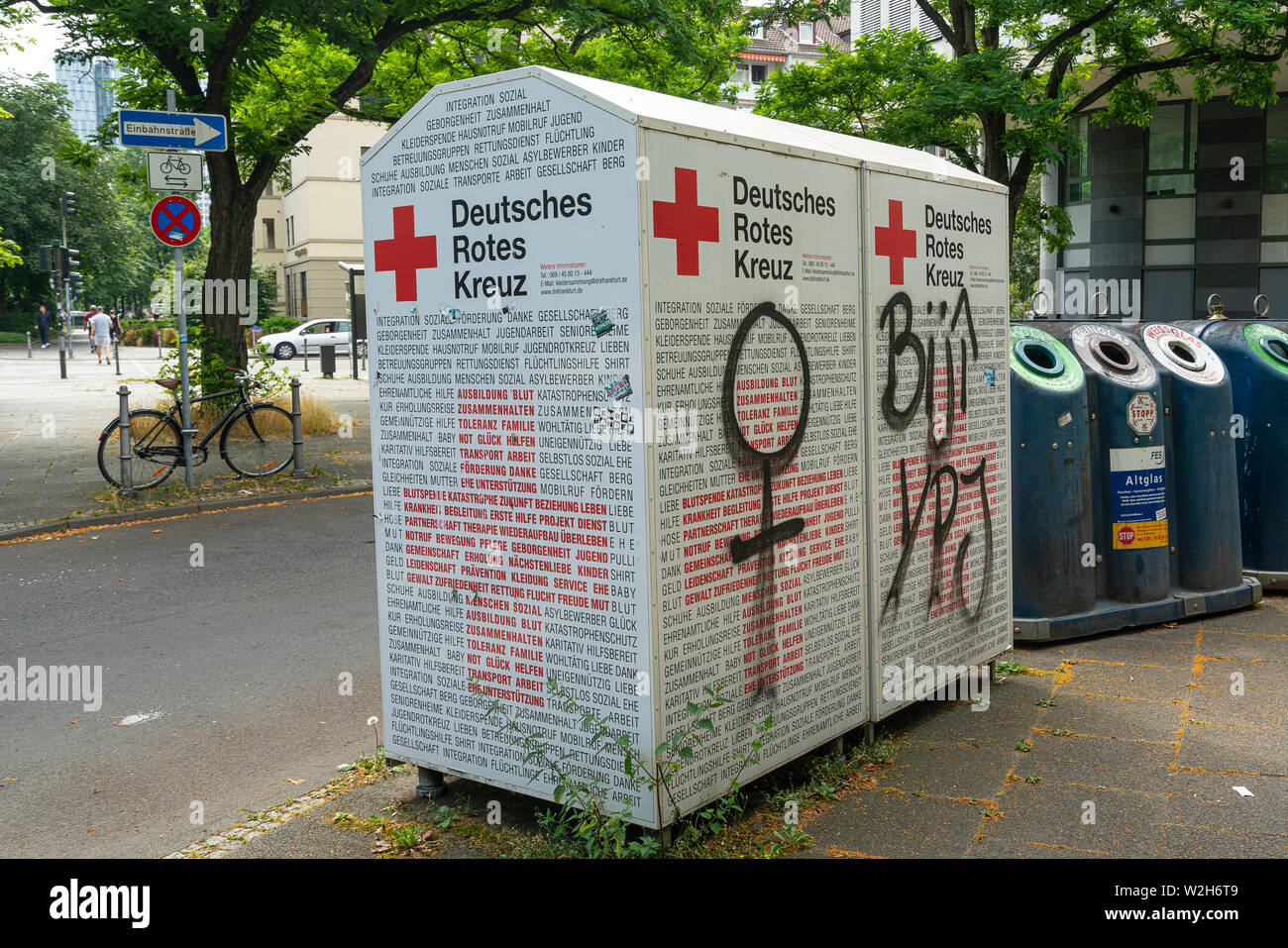 Frankfurt am Main, juillet 2019. Les cases de la Croix-Rouge allemande pour la collecte de vêtements usagés sur un trottoir Banque D'Images