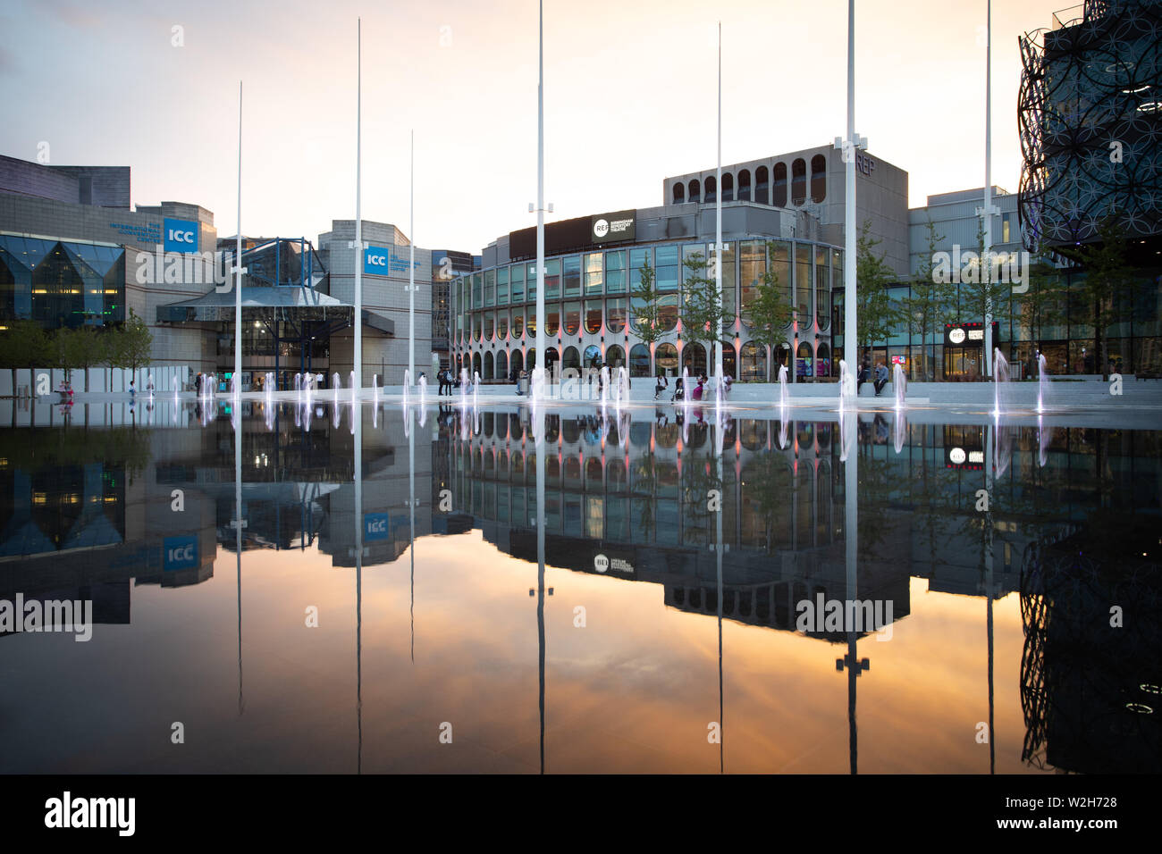 Centenary Square Birmingham. Les panneaux publicitaires ont été supprimés en juillet 2019 pour révéler des fontaines et un miroir d'eau. Banque D'Images