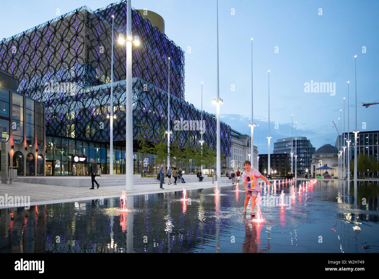 Centenary Square Birmingham. Les panneaux publicitaires ont été supprimés en juillet 2019 pour révéler des fontaines et un miroir d'eau. Banque D'Images