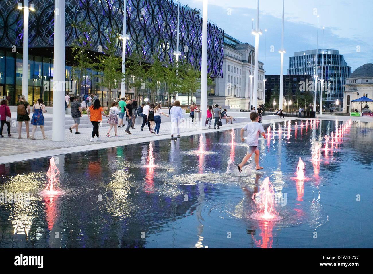 Centenary Square Birmingham. Les panneaux publicitaires ont été supprimés en juillet 2019 pour révéler des fontaines et un miroir d'eau. Banque D'Images