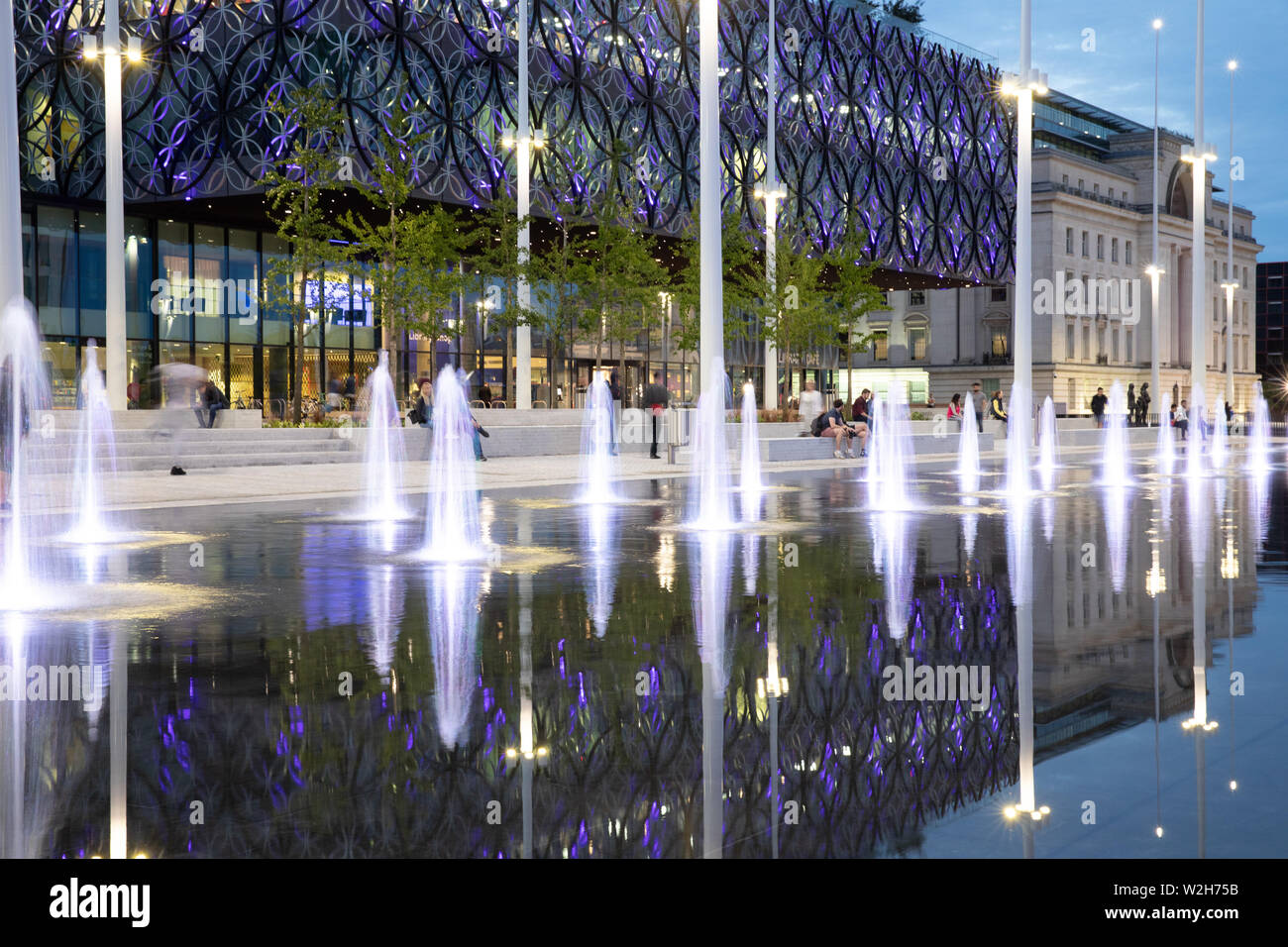 Centenary Square Birmingham. Les panneaux publicitaires ont été supprimés en juillet 2019 pour révéler des fontaines et un miroir d'eau. Banque D'Images
