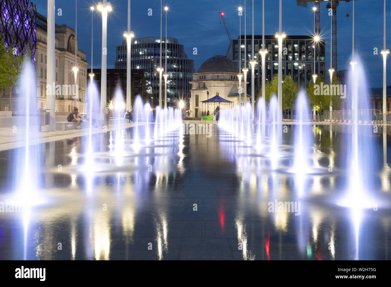 Centenary Square Birmingham. Les panneaux publicitaires ont été supprimés en juillet 2019 pour révéler des fontaines et un miroir d'eau. Banque D'Images