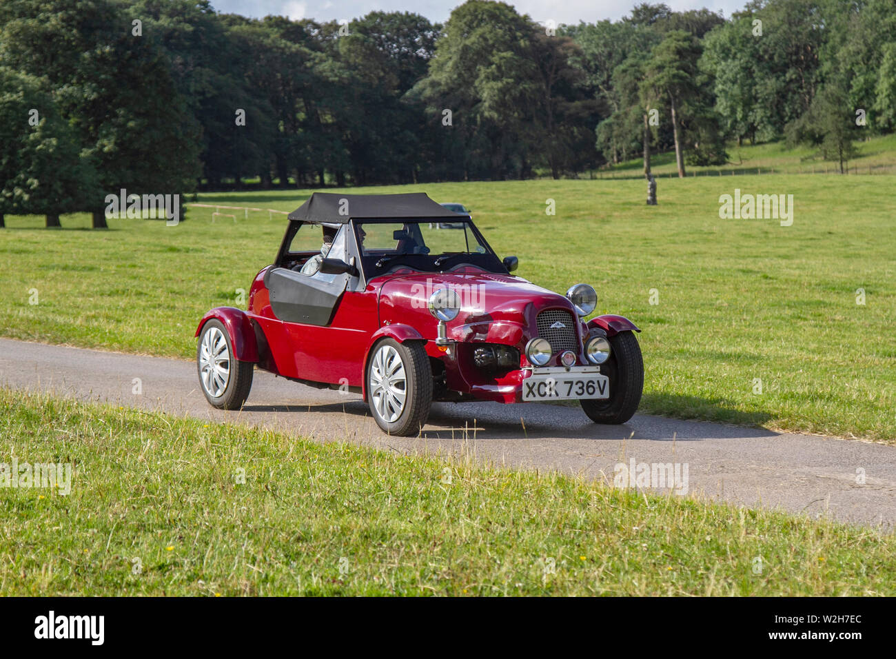 KCK736 1980 Lomax 224 rouge à la voiture classique manifestation tenue le dimanche 7 juillet 2019. Mark Woodward's midsummer classic car show s'est rendu à scenic Carnforth pour présenter plus classiques, vintage motors, historiques et de collection à la Leighton Hall show transport, l'occasion de voir plus de 500 véhicules classiques d'antan à l'une des plus complète et diversifiée au cours de l'été montre automobile voiture de collection événement. Banque D'Images